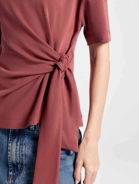 BLUSA CON DETALLE DE LAZO BORDEAUX
