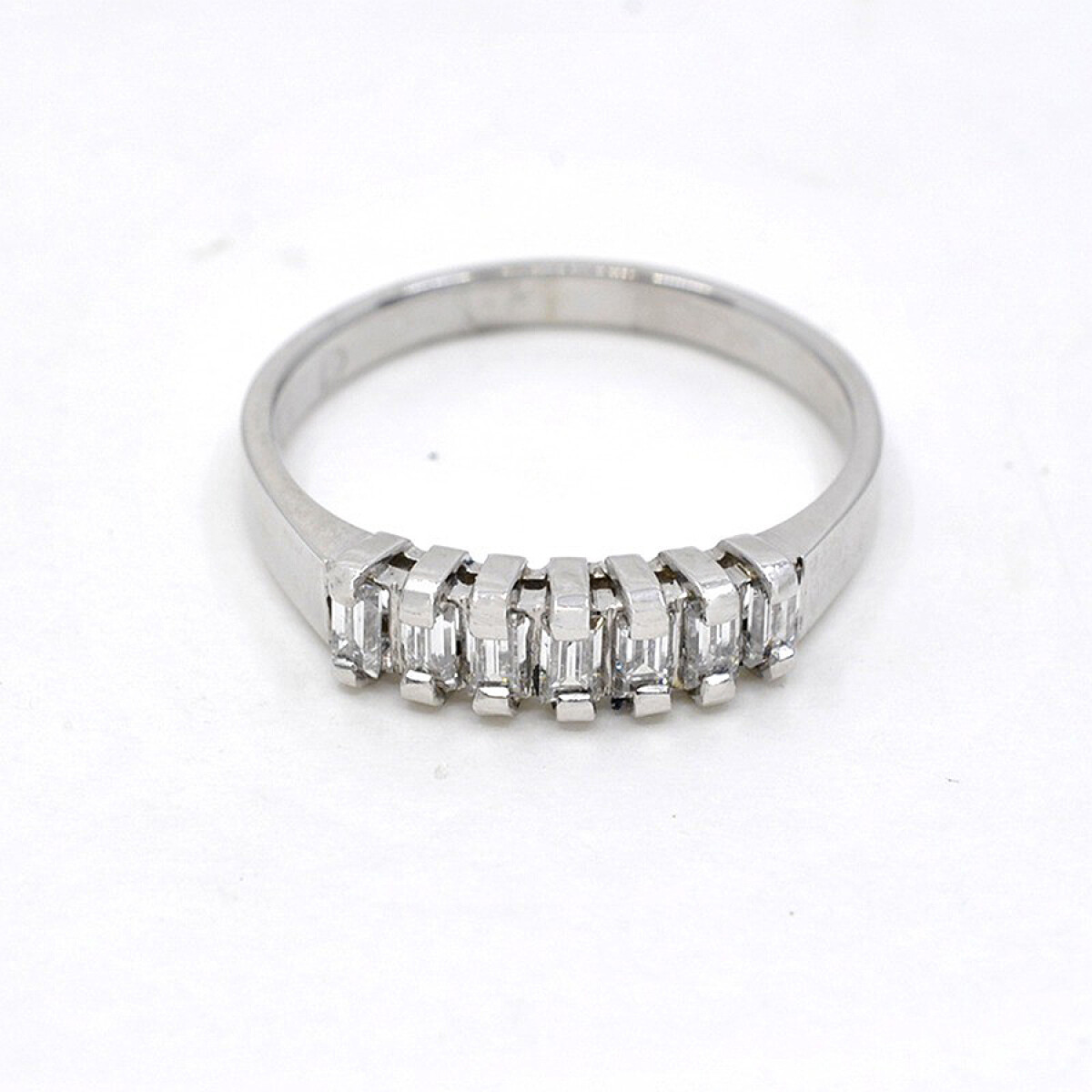Anillo En Platino Con Brillantes Baguette 