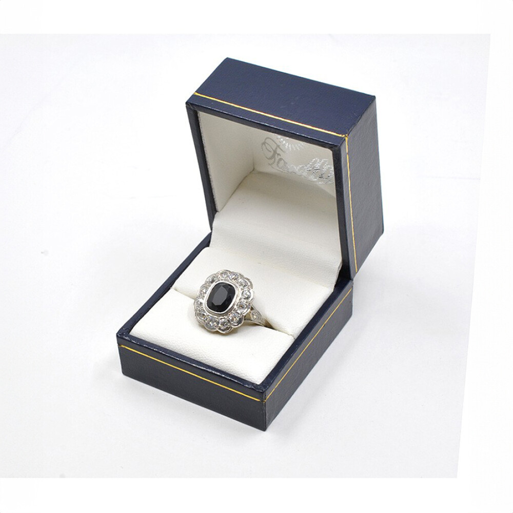 Anillo En Platino Con Brillantes Y Zafiro Central. Anillo En Platino Con Brillantes Y Zafiro Central.