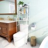 Estante mueble organizador sobre inodoro blanco