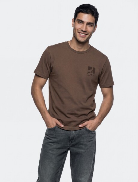 CAMISETA CON ESTAMPA MODELO REGULAR MARRÓN