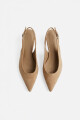 Zapato en punta simil gamuza beige