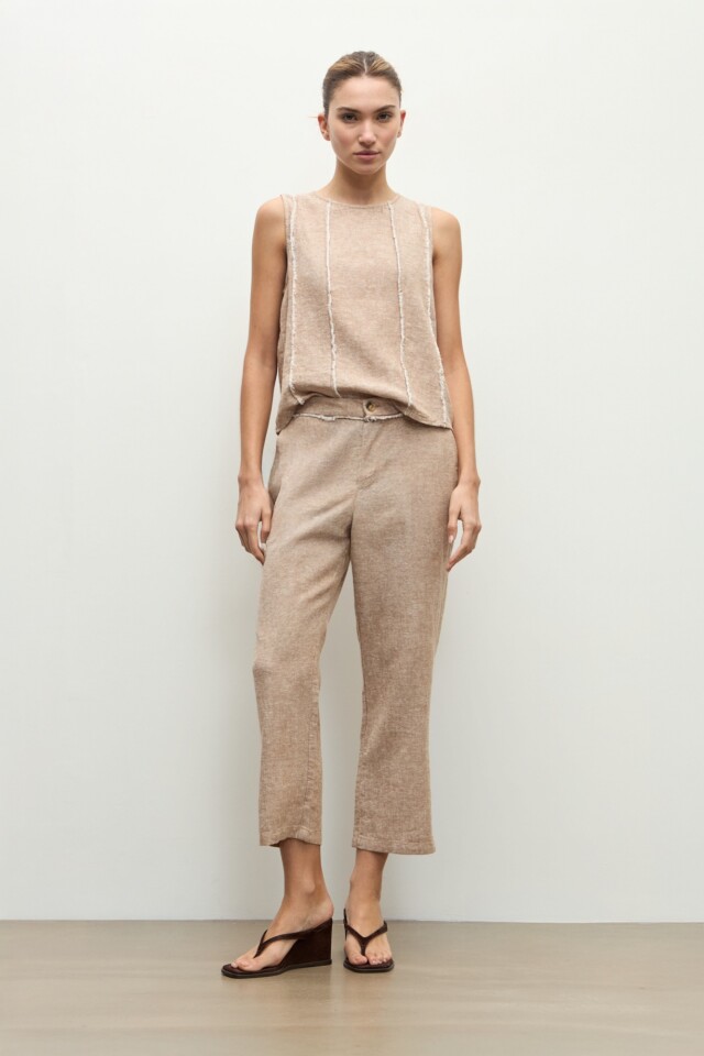Pantalon capri lino detalle desflecado tostado melange