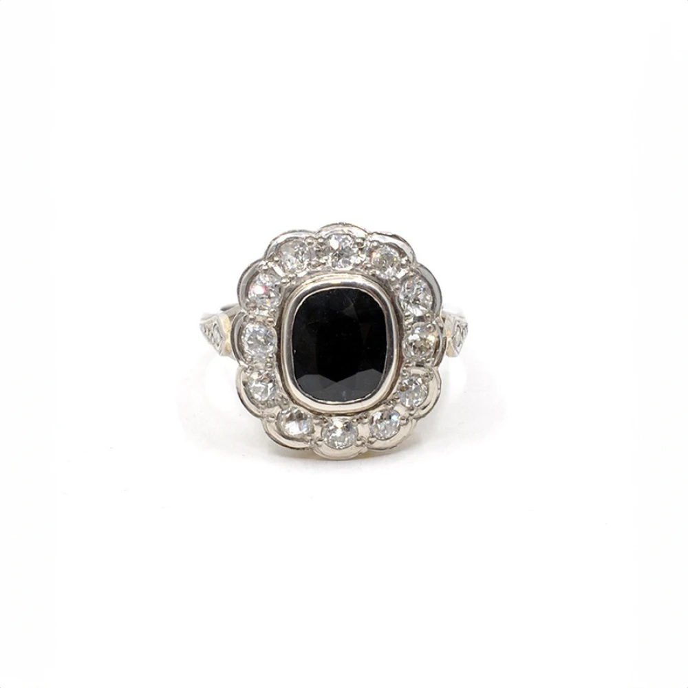 Anillo En Platino Con Brillantes Y Zafiro Central. Anillo En Platino Con Brillantes Y Zafiro Central.