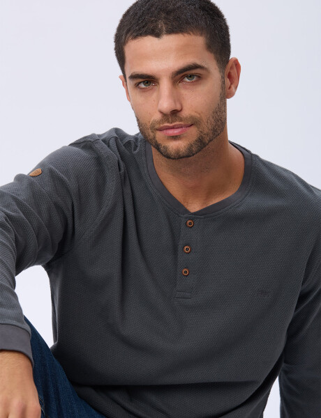 REMERA CON BOTONES DE ALGODÓN GRIS