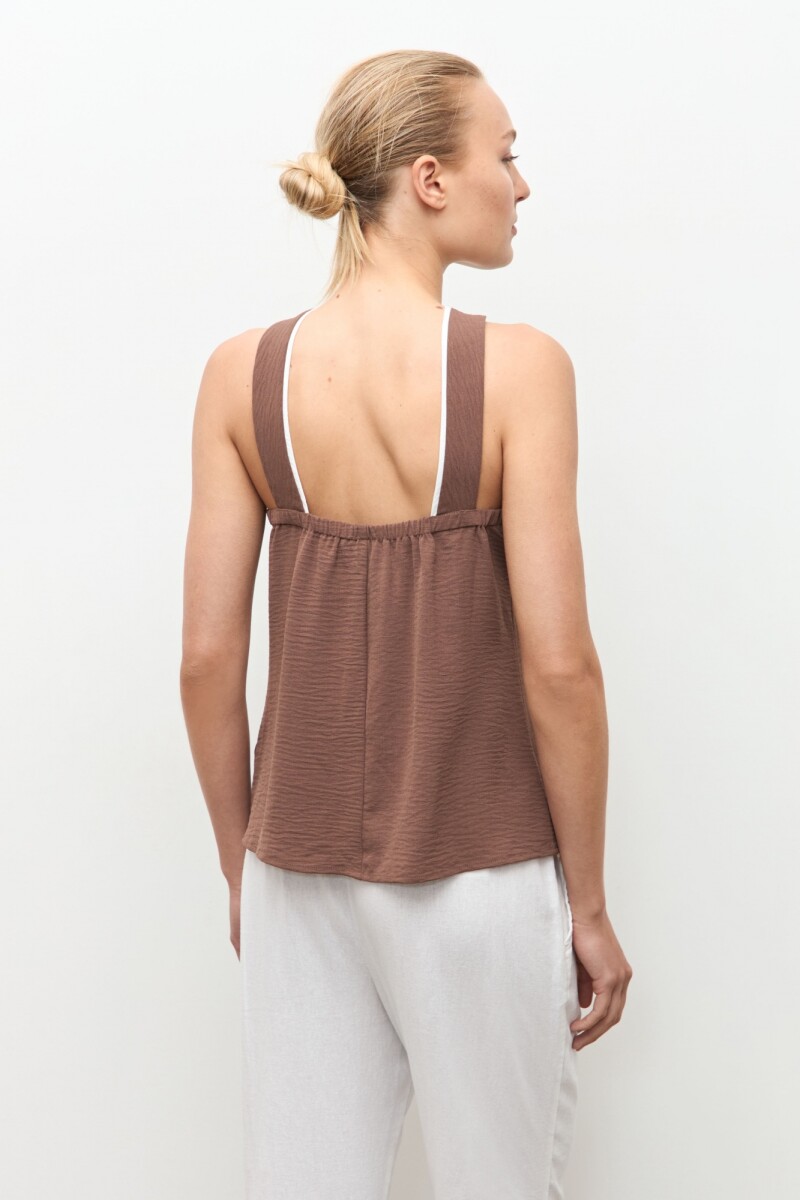 Top halter vivo en contraste chocolate