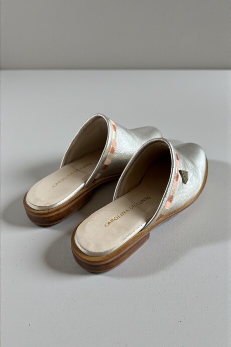 Sandalias LIA Dorado Pálido Línea Ottenta Con Arte Sandalias LIA Dorado Pálido Línea Ottenta Con Arte