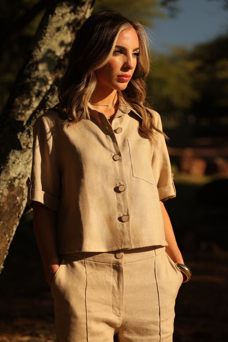 CAMISA CROP CON BOLSILLO RUEDO ITALIANO Y CHARRETERA EN MANGA Beige