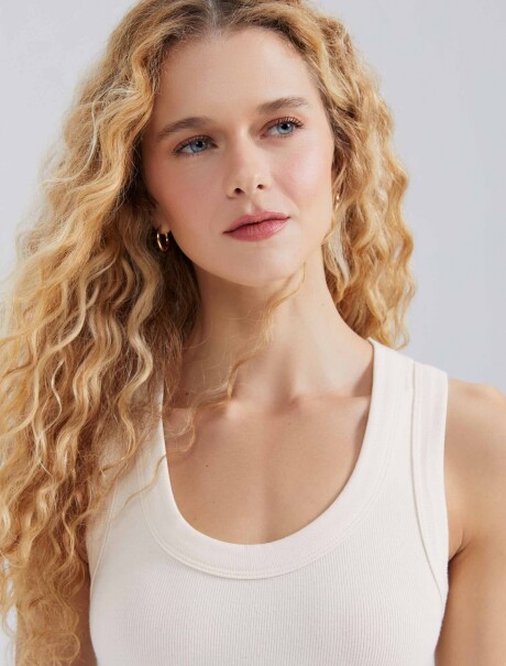 MUSCULOSA EN TELA ACANALADA Y CUELLO U BEIGE