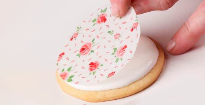 Como pegar láminas comestibles