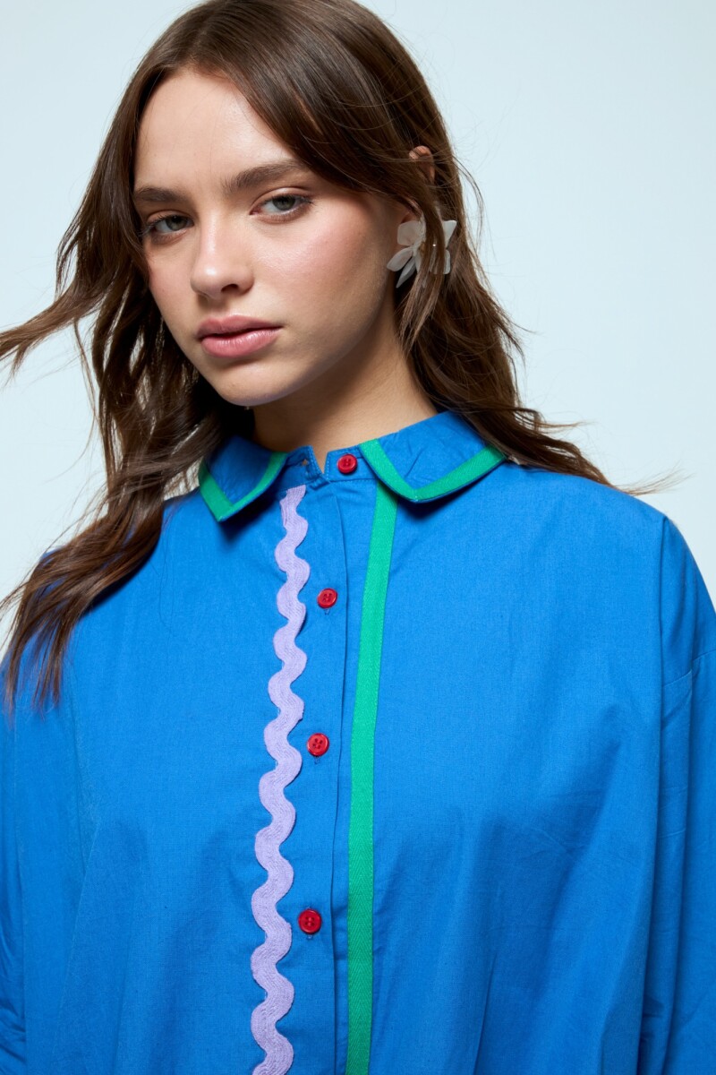 Camisa con tape azul