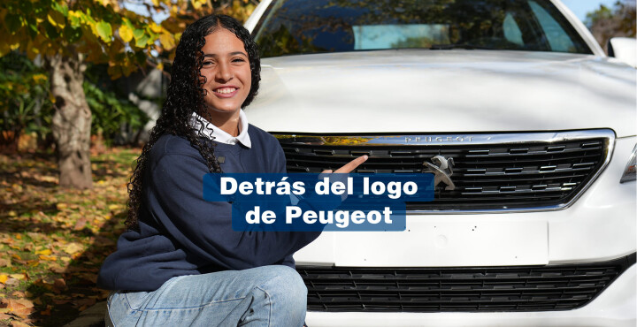 Detrás del logo Peugeot