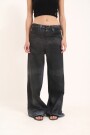 Jean over baggy Negro
