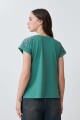 Remera con bordado en hombros verde