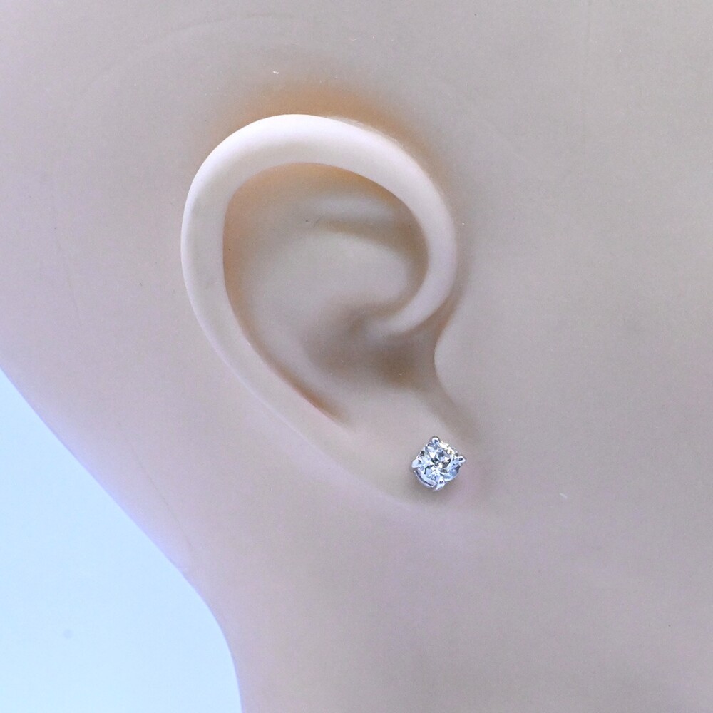 Caravanas oro 18k blanco engarce 4 puntas con brillantes. Caravanas oro 18k blanco engarce 4 puntas con brillantes.