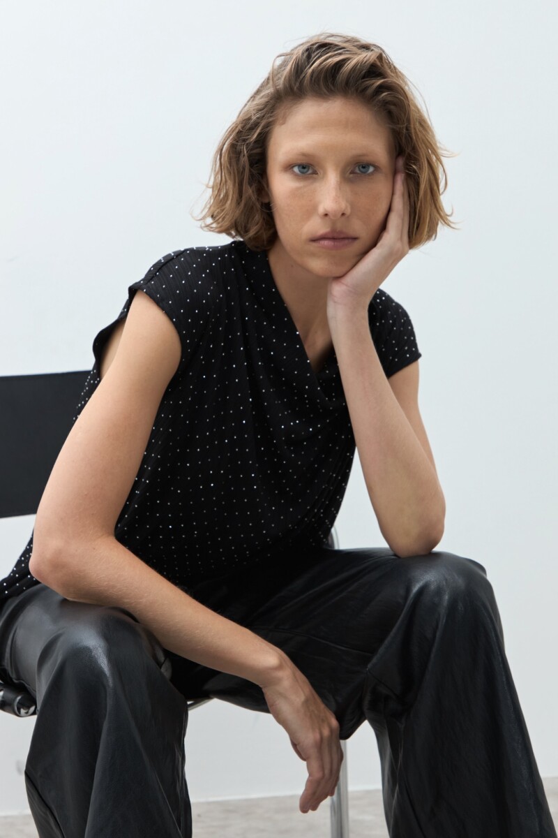 Blusa con brillos - negro 