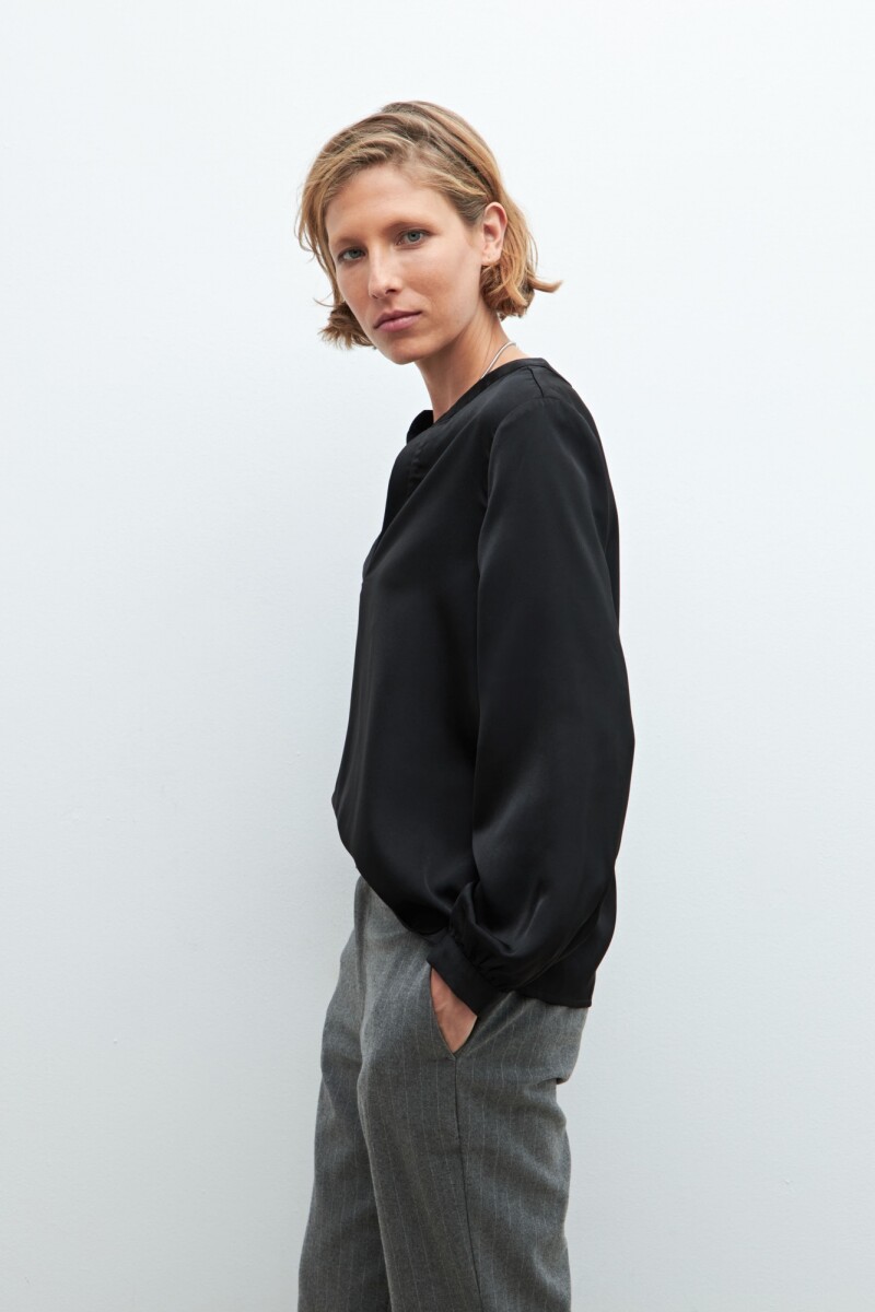 Blusa satin negro