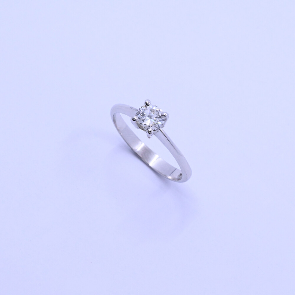 Anillo solitario en oro 18k blanco con brillante engarce 4 puntas. Anillo solitario en oro 18k blanco con brillante engarce 4 puntas.