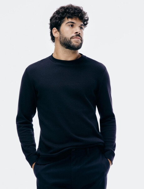 CAMISETA DE MANGA LARGA EN TELA TEXTURIZADA NEGRO