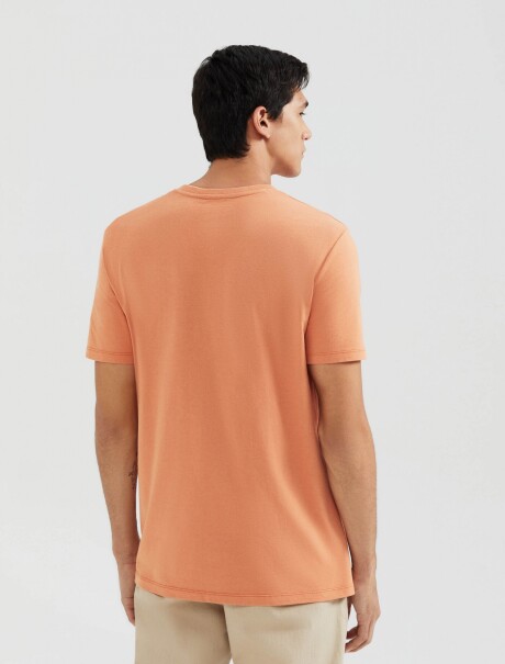 CAMISETA BÁSICA MANGA CORTA CUELLO EN V NARANJA CLARO