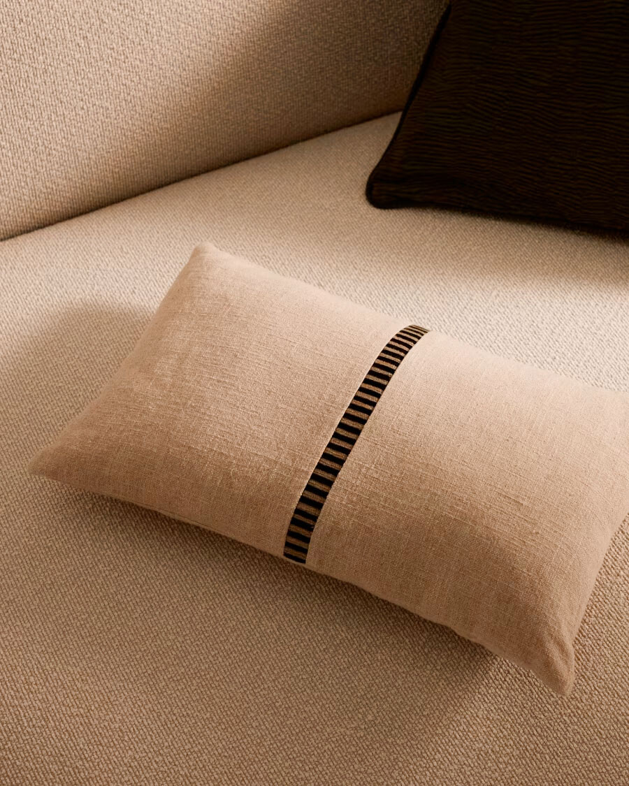 Almohadón Ardit de lino y algodón beige con raya bordada a contraste verde 30 x 50 cm