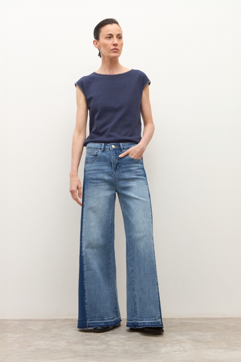 Remera con bordado azul marino