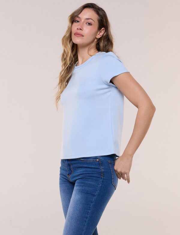 Remera Det Crochet CELESTE