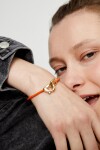 PULSERA DE CUERO NARANJA CON MOSQUETÓN ENTRELAZADO BAÑADO EN ORO 18K Pulsera