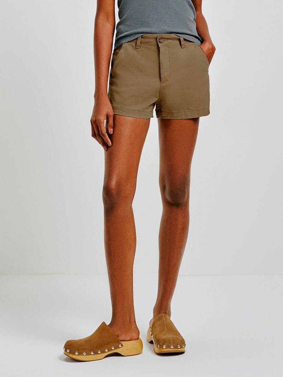 SHORT BÁSICO FEMENINO MODELO CHINO - MARRÓN 