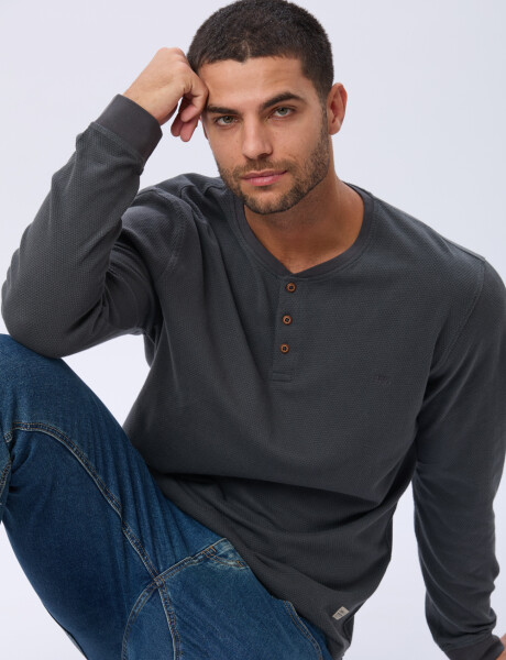 REMERA TEXTURADA DE ALGODÓN GRIS