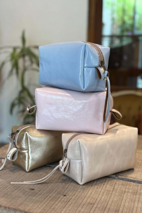 Neceser de Cuero Celeste Charol