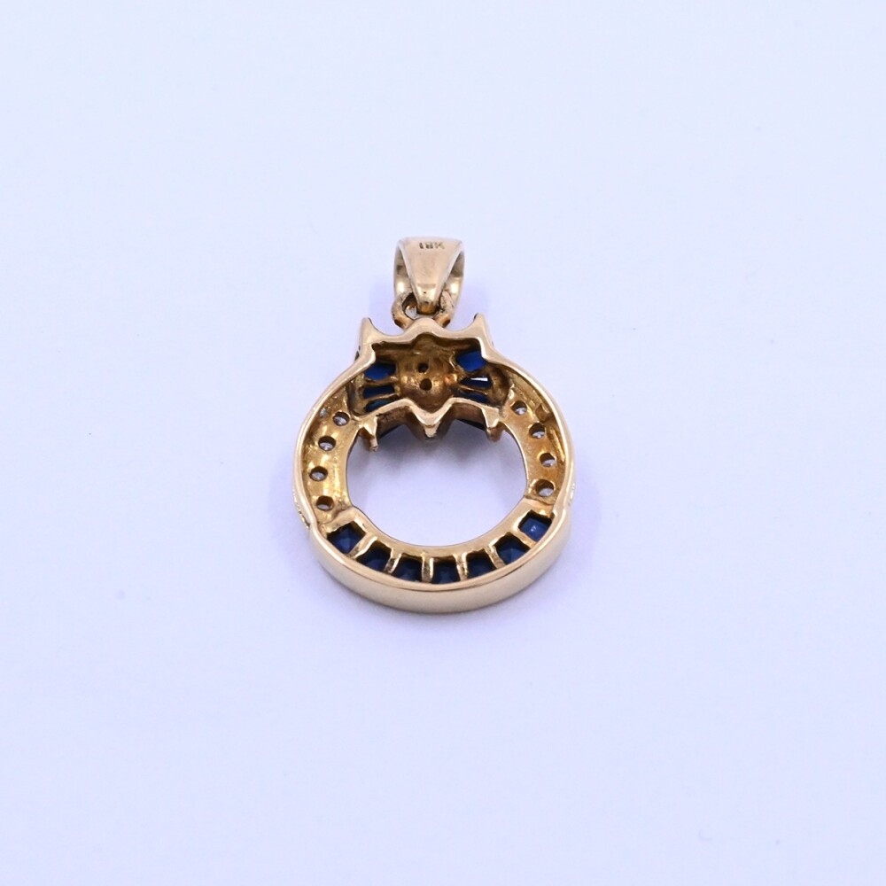 Dije oro 18k con zafiros y brillantes. Dije oro 18k con zafiros y brillantes.