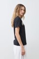 Remera con bordado en contraste negro