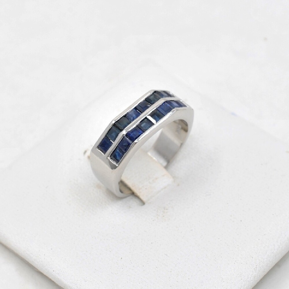 Anillo En Oro 18K Blanco Y Zafiros. Anillo En Oro 18K Blanco Y Zafiros.