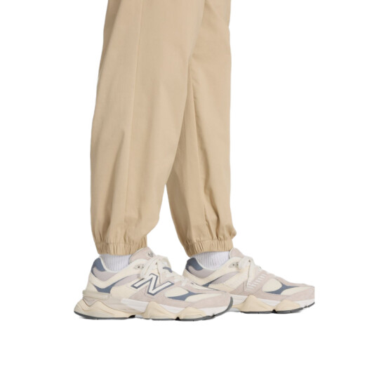 Pantalon New Balance Twill Cargo Jogger - Beige Pantalon New Balance Twill Cargo Jogger - Beige
