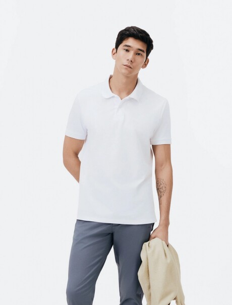 CAMISETA BÁSICA CON CUELLO BLANCO