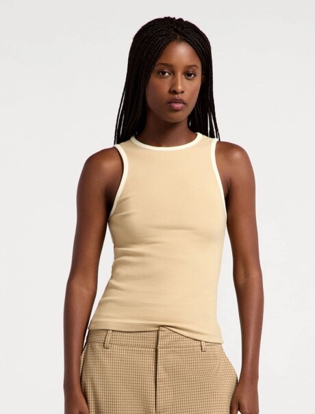 MUSCULOSA DE BRETEL ANCHO EN TELA ACANALADA AMARILLO