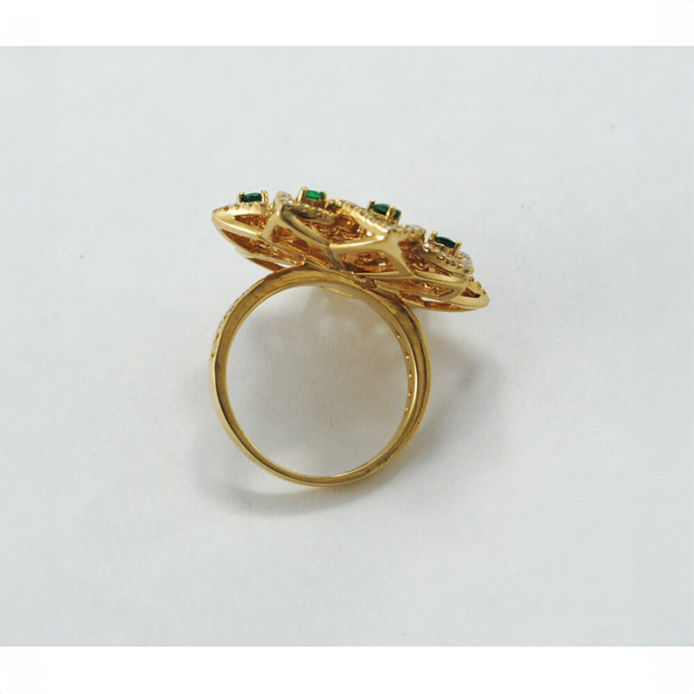 Anillo Moderno, Oro Amarillo 18K , Diamantes Y Esmeralda. Anillo Moderno, Oro Amarillo 18K , Diamantes Y Esmeralda.