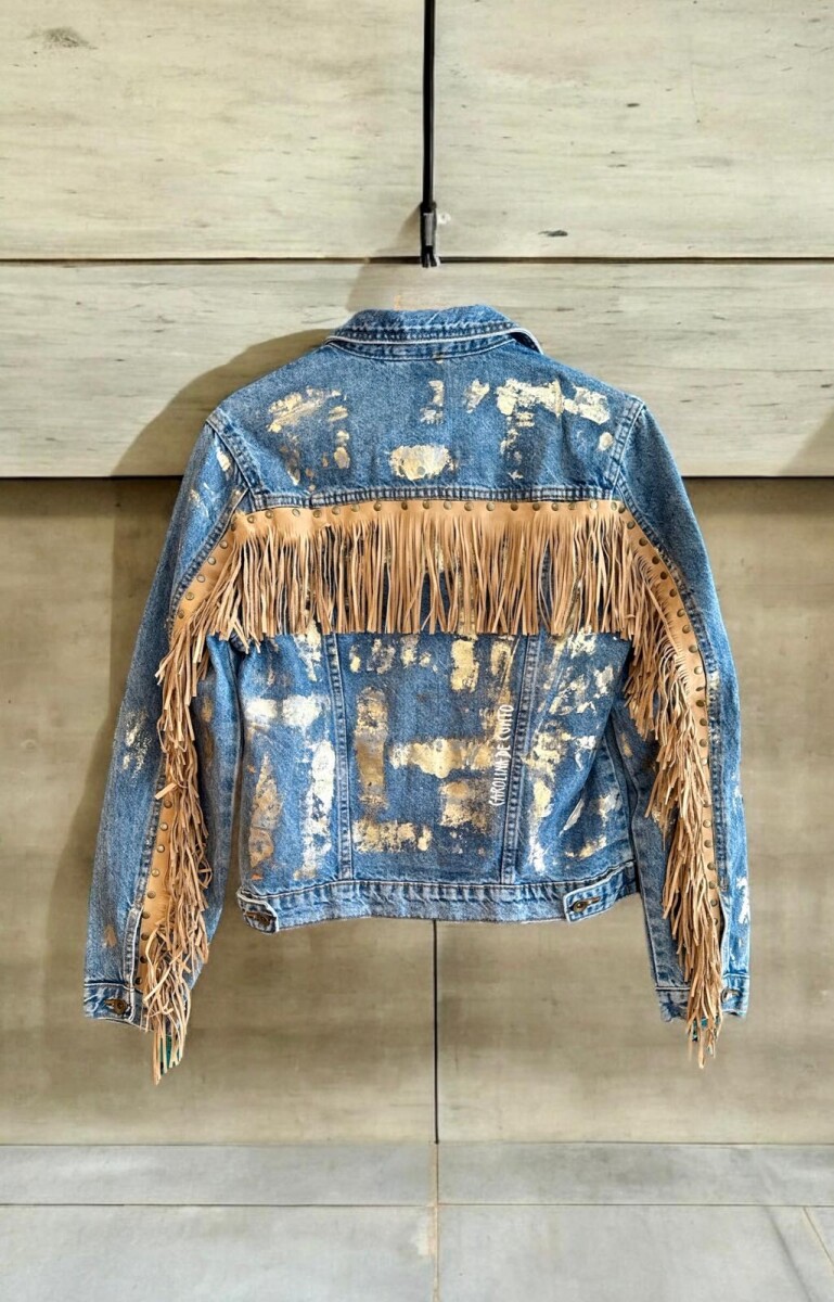Campera De Jean Con Flecos De Cuero Y Dorado. 