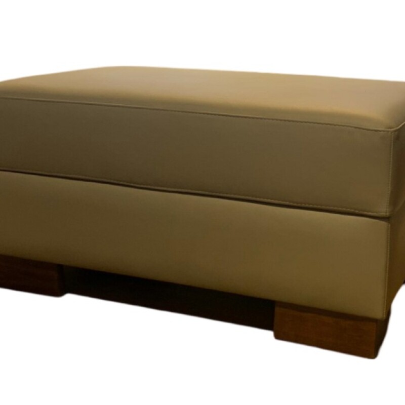 PUFF DOMINI OTTOMAN - 100% CUERO - AVELLANA PUFF DOMINI OTTOMAN - 100% CUERO - AVELLANA