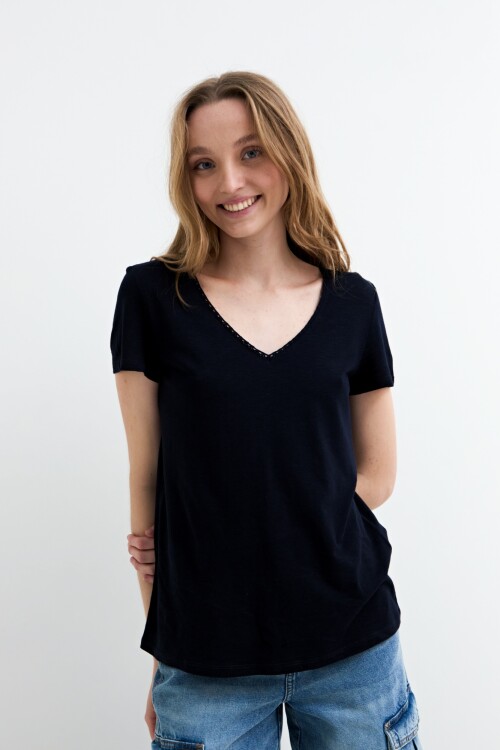 Remera m/c con broderie en cuello AZUL