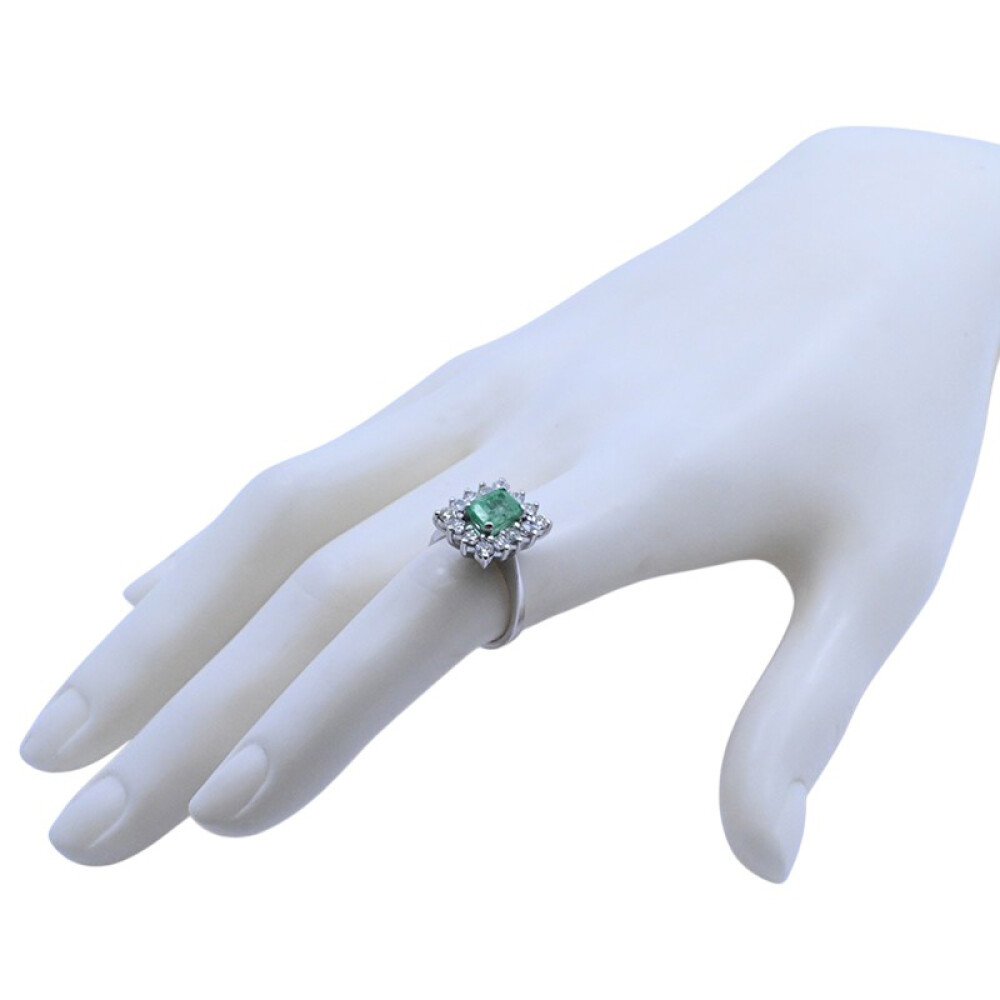 Anillo oro 18 k blanco con esmeralda central y brillantes. Anillo oro 18 k blanco con esmeralda central y brillantes.