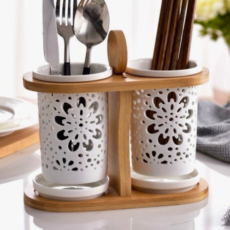Porta Cubiertos Doble con Diseño Floral – Cerámica Blanca + Base de Bambú Porta Cubiertos Doble con Diseño Floral – Cerámica Blanca + Base de Bambú