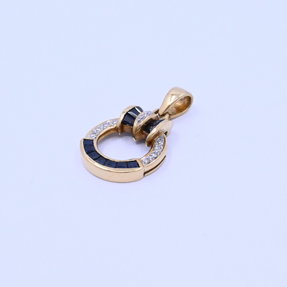 Dije oro 18k con zafiros y brillantes. Dije oro 18k con zafiros y brillantes.