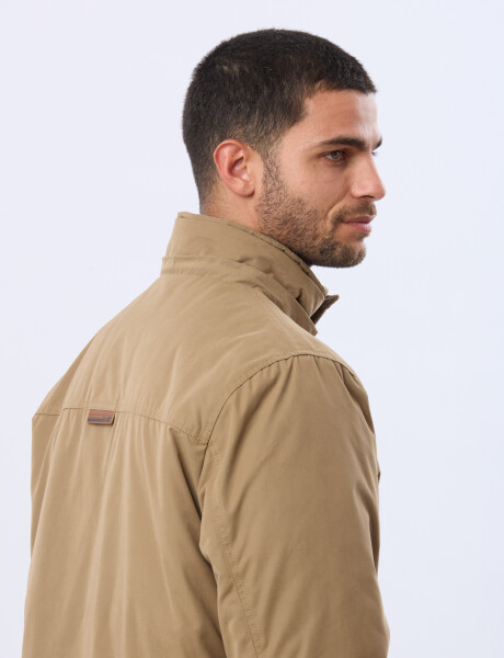 CAMPERA CON CAPUCHA DESMONTABLE Beige