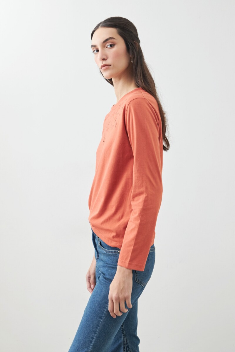 Remera con bordados calados lacre