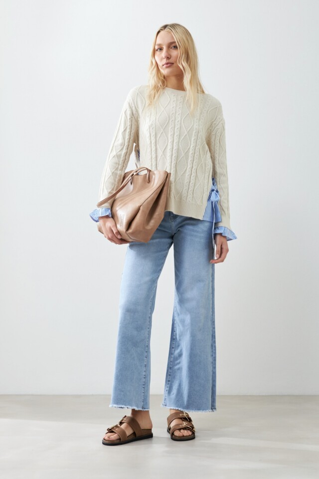 Sweater con camisa rayada beige claro