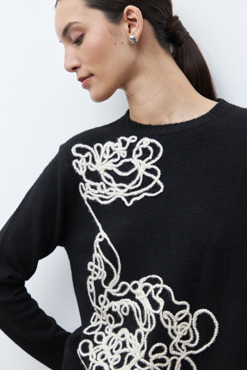 Sweater con bordado negro