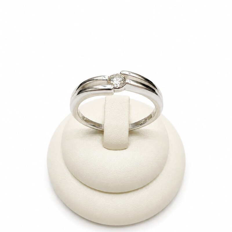 Anillo con zirconia al centro Anillo con zirconia al centro