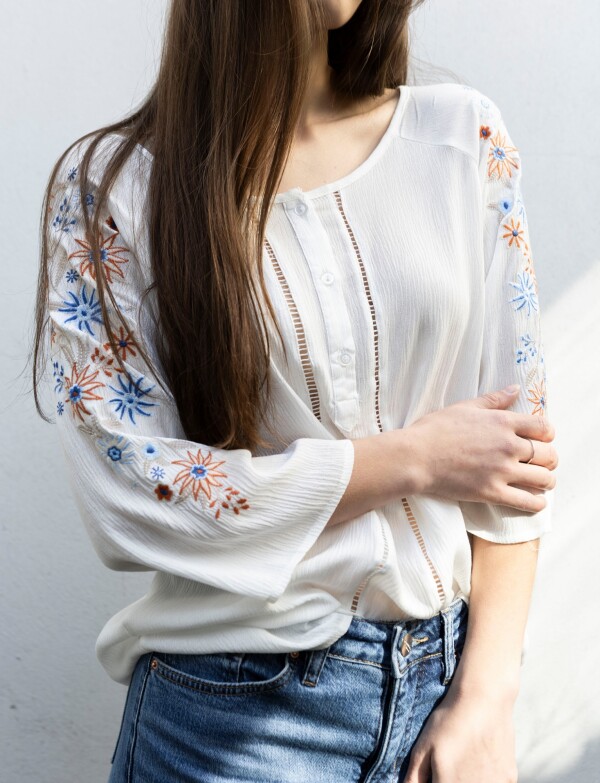 Blusa Bordada CRUDO